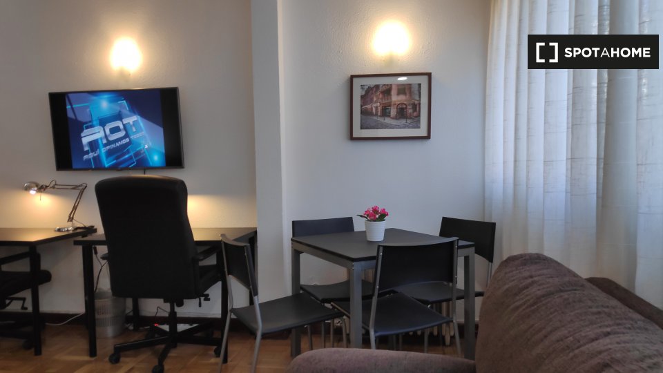 Double room Madrid, 5 beds, 120m² — photo 10