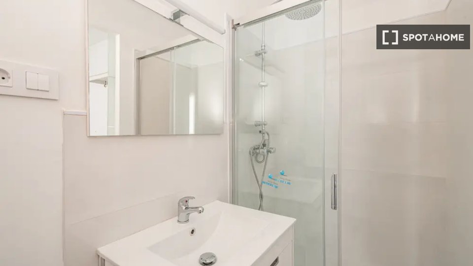 Double room Madrid, 5 beds — photo 13
