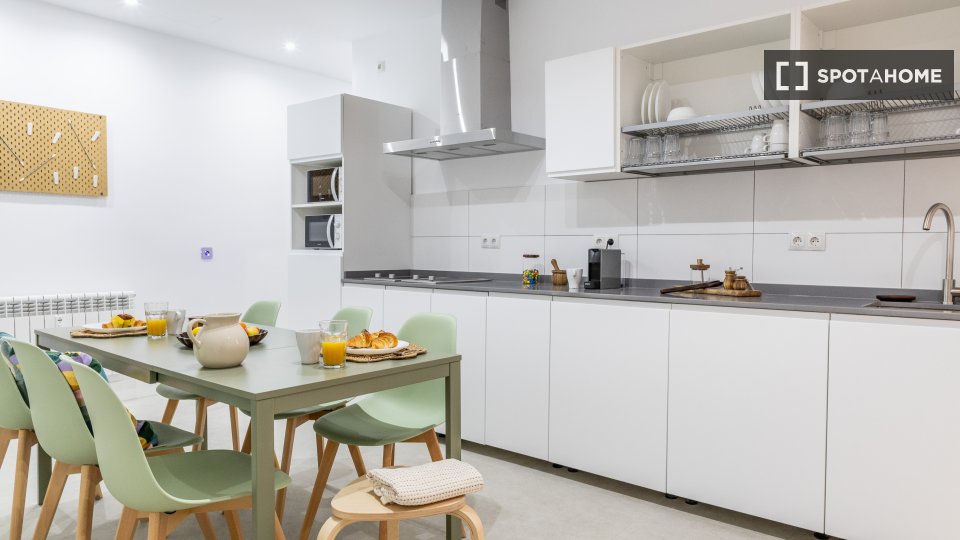 Double room Madrid, 9 beds, 210m² — photo 18