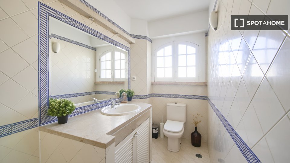 Double room Lisbon, 5 beds — photo 8