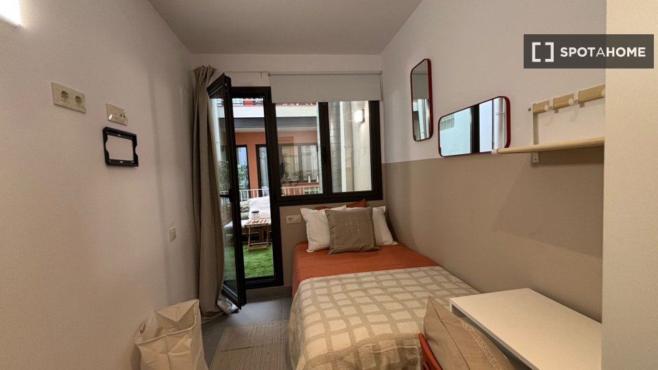 Double room Barcelona, 4 beds, 90m² — photo 2