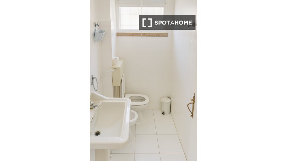 Double room Lisbon, 4 beds — photo 24