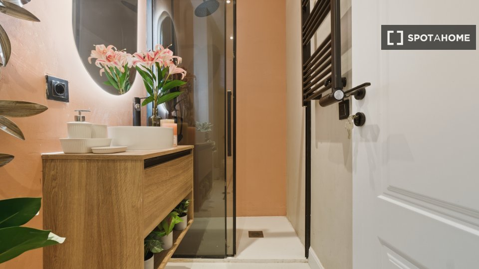 Double room Madrid, 3 beds, 82m² — photo 17