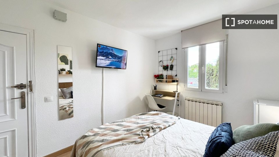Habitación en piso de 5 habitaciones en alquiler en Madrid.