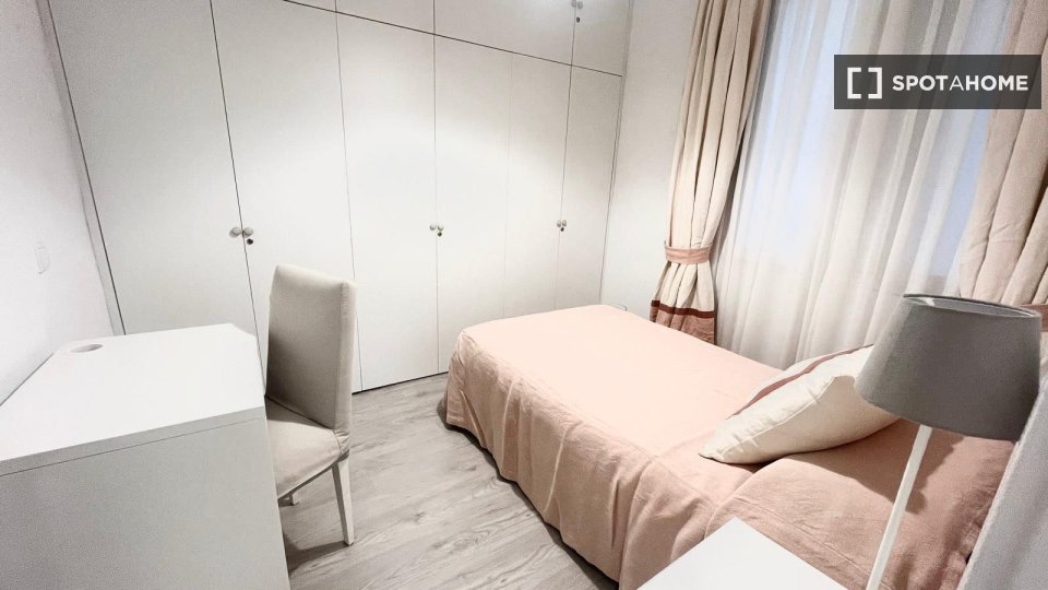 Double room Madrid, 3 beds — photo 21