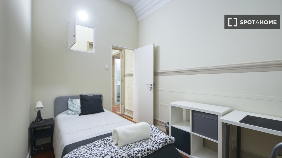 Double room Lisbon, 9 beds — photo 20