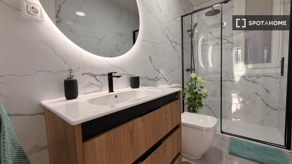 Double room Madrid, 5 beds, 90m² — photo 13