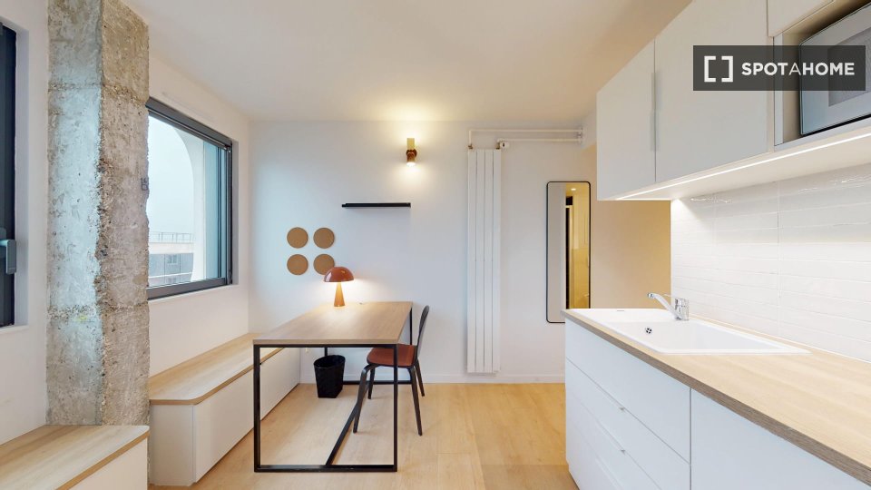 Camera in appartamento condiviso con 12 camere da letto a Cambronne, Parigi - a Parigi
