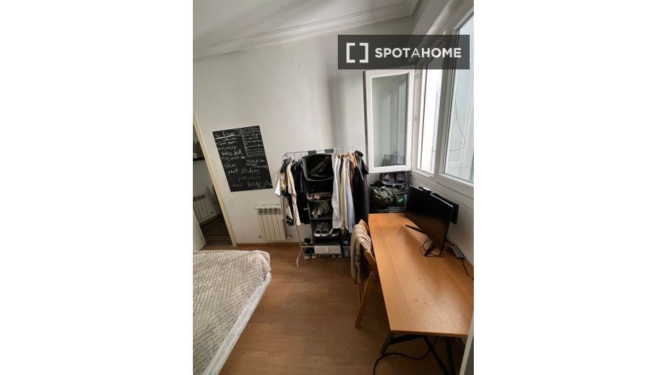 Double room Madrid, 3 beds, 80m² — photo 2