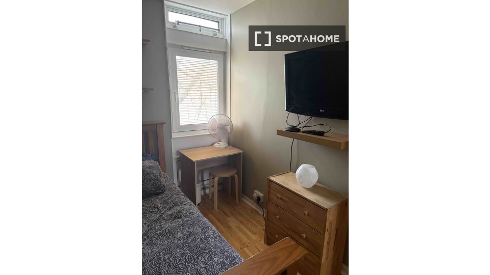 Double room London, 3 beds — photo 1