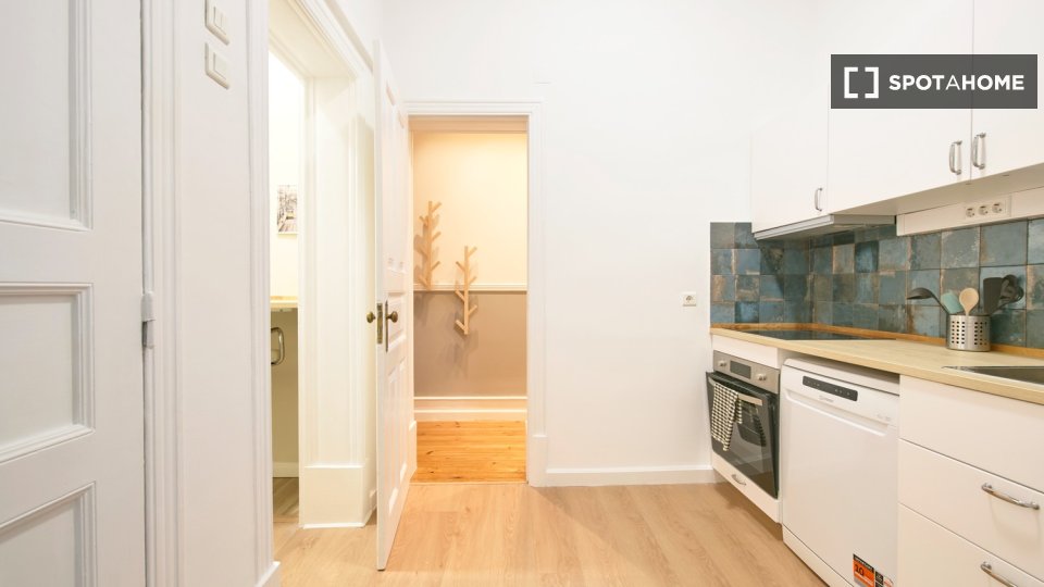 Double room Lisbon, 3 beds — photo 17