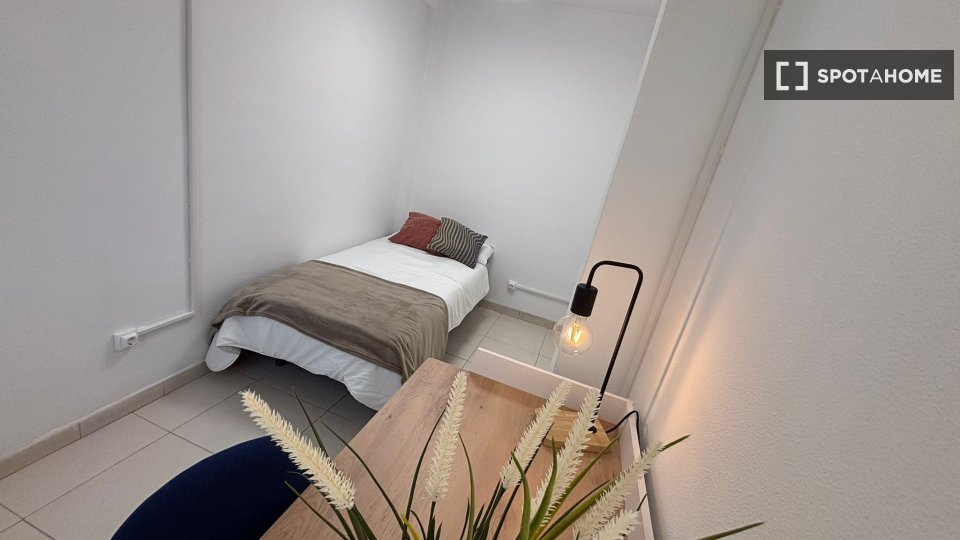 Double room Madrid, 9 beds, 200m² — photo 3