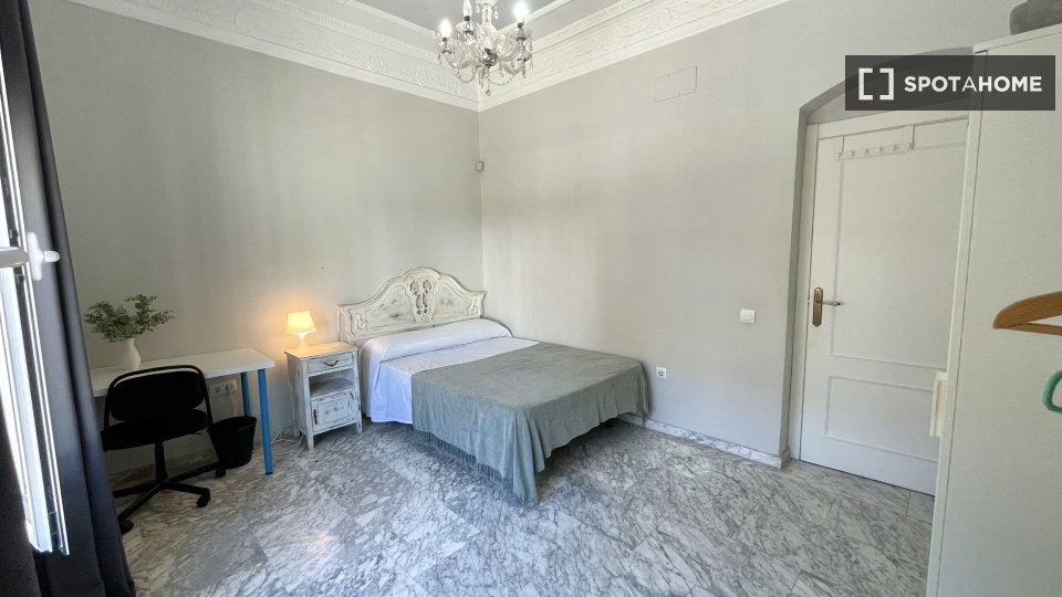 Habitación en piso compartido en El Porvenir, Sevilla.