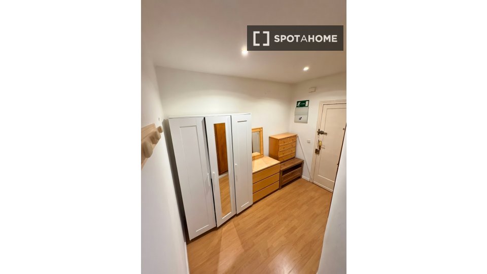 Double room Madrid, 2 beds, 80m² — photo 5