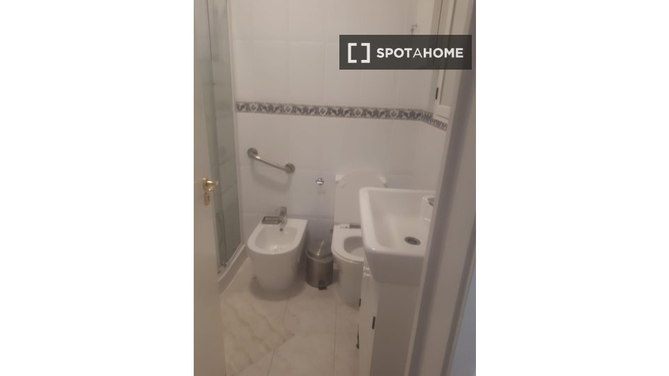 Double room Lisbon, 2 beds — photo 13