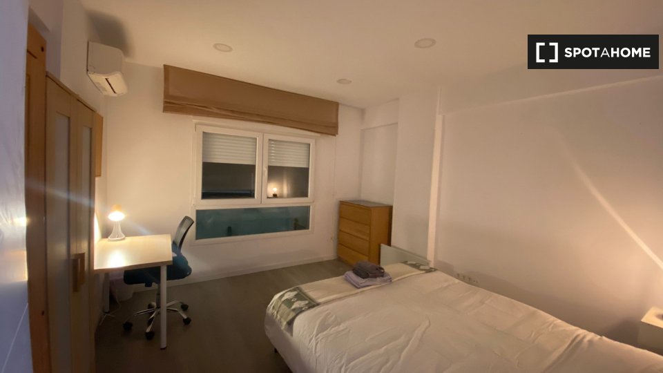 Double room Madrid, 5 beds, 150m² — photo 1