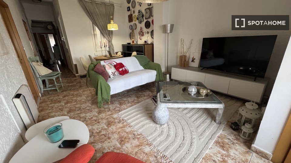 Double room Valencia, 3 beds, 70m² — photo 1