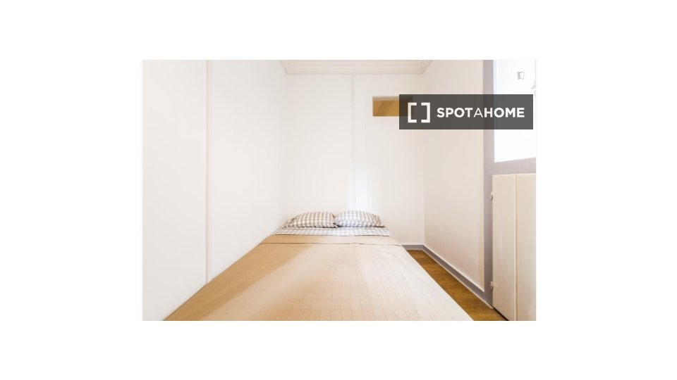 Double room Lisbon, 3 beds, 70m² — photo 19