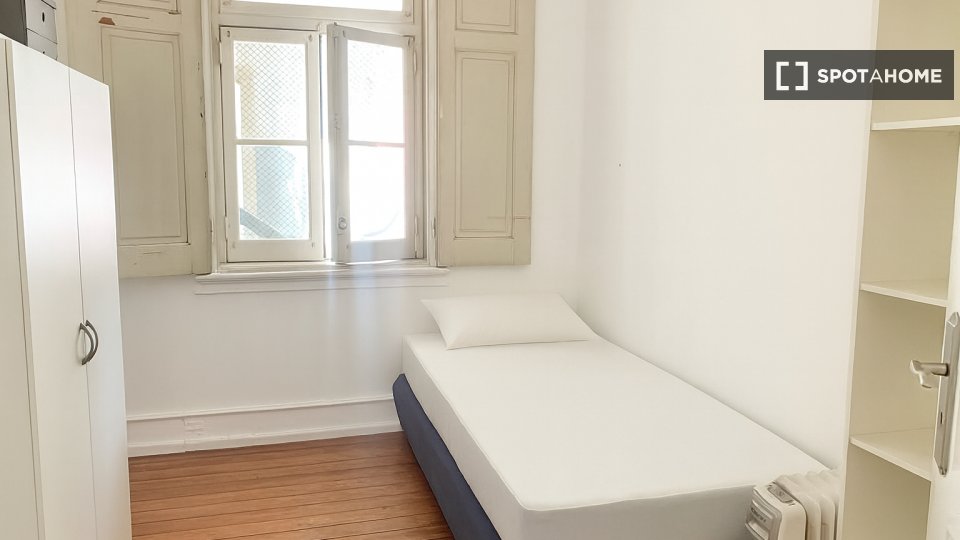 Double room Lisbon, 6 beds — photo 23