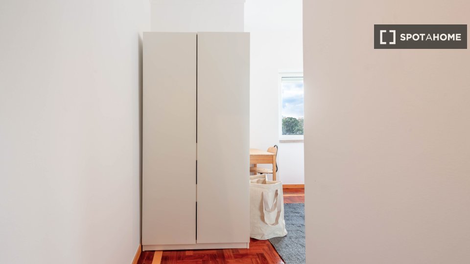 Double room Lisbon, 3 beds, 73m² — photo 19