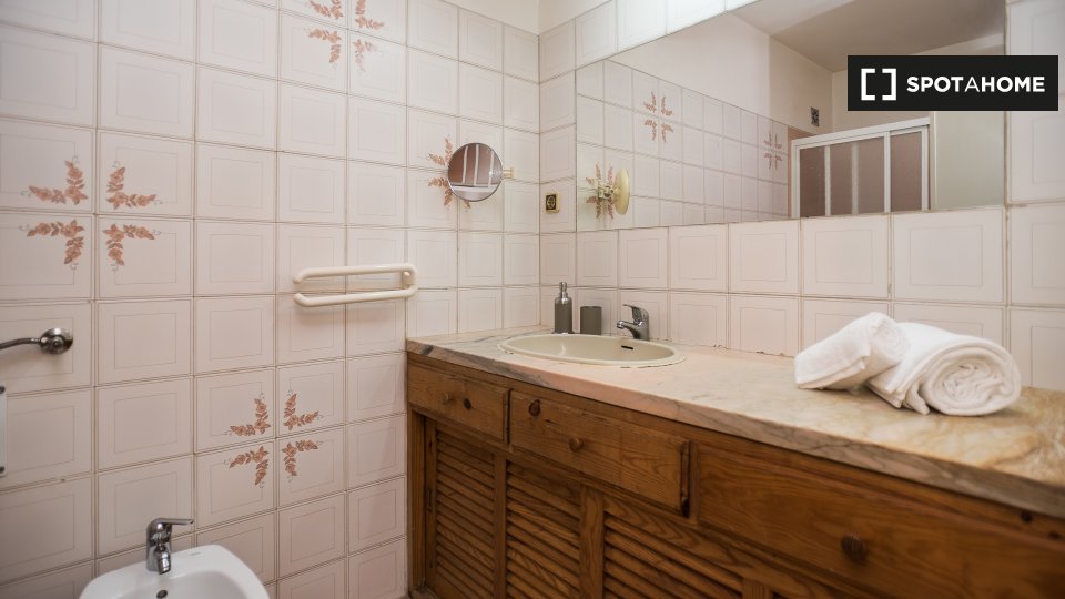 Apartment Lisbon, 1 bed, 70m² — photo 11