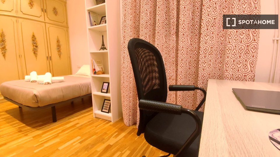 Double room Barcelona, 3 beds — photo 22