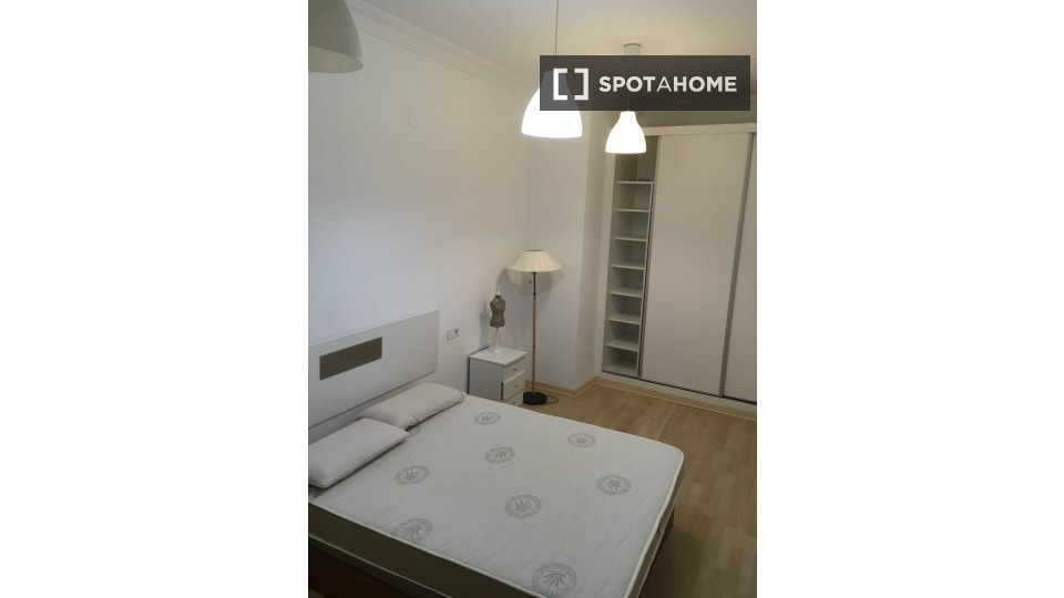 Double room Valencia, 3 beds, 103m² — photo 20
