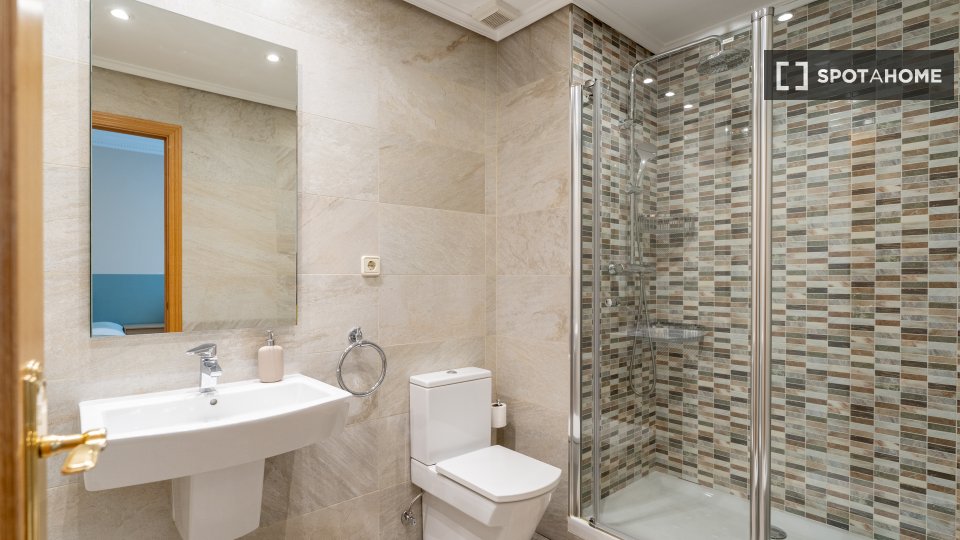 Double room Madrid, 5 beds — photo 3