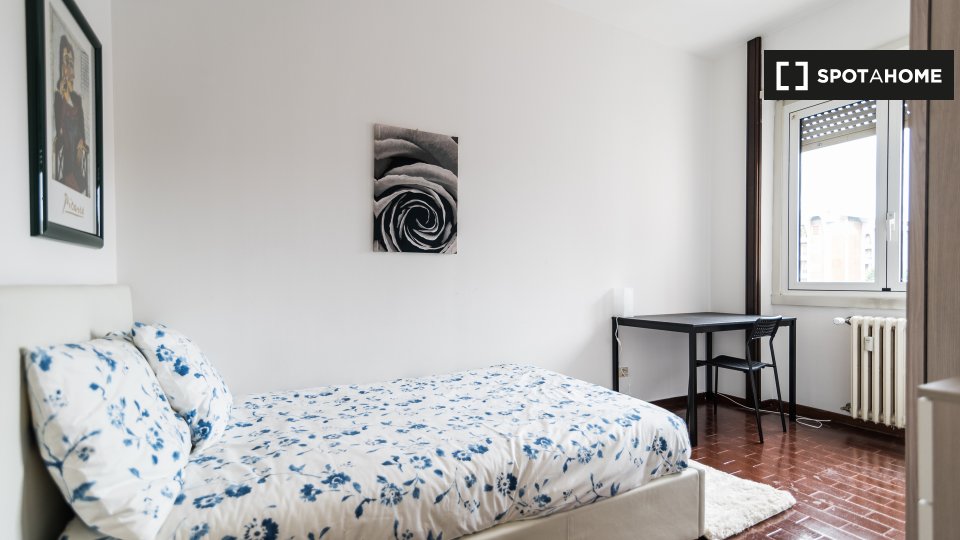 Camera arredata in appartamento con 5 camere da letto a Niguarda, Milano - a Milano