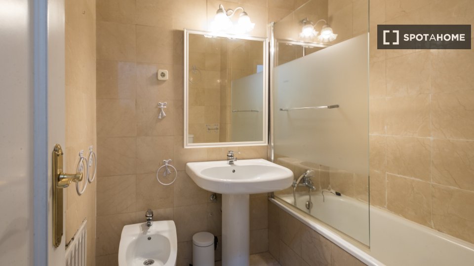Double room Madrid, 5 beds, 120m² — photo 15