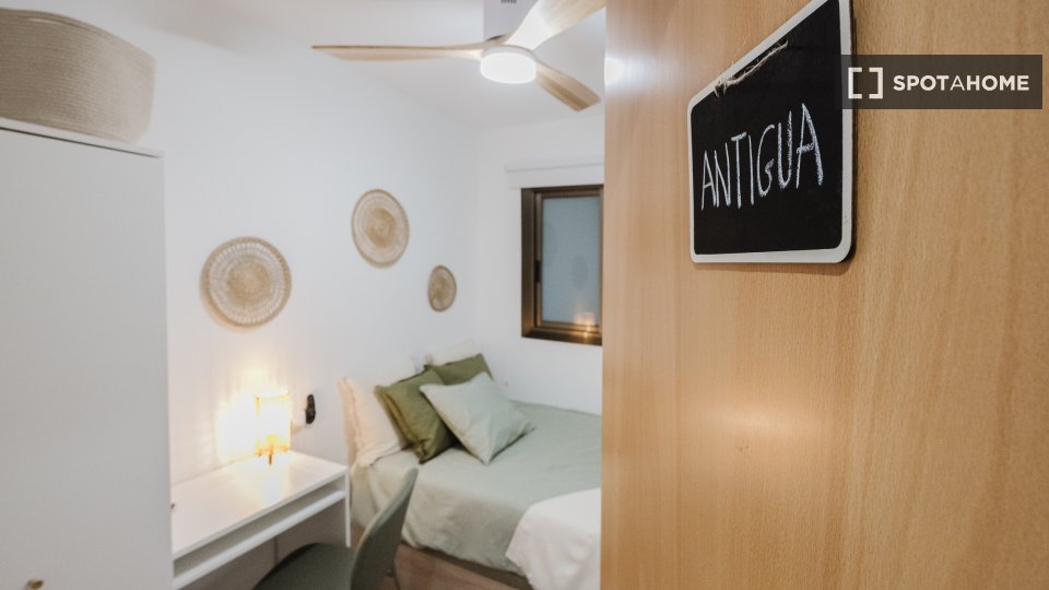 Double room Barcelona, 3 beds, 62m² — photo 9