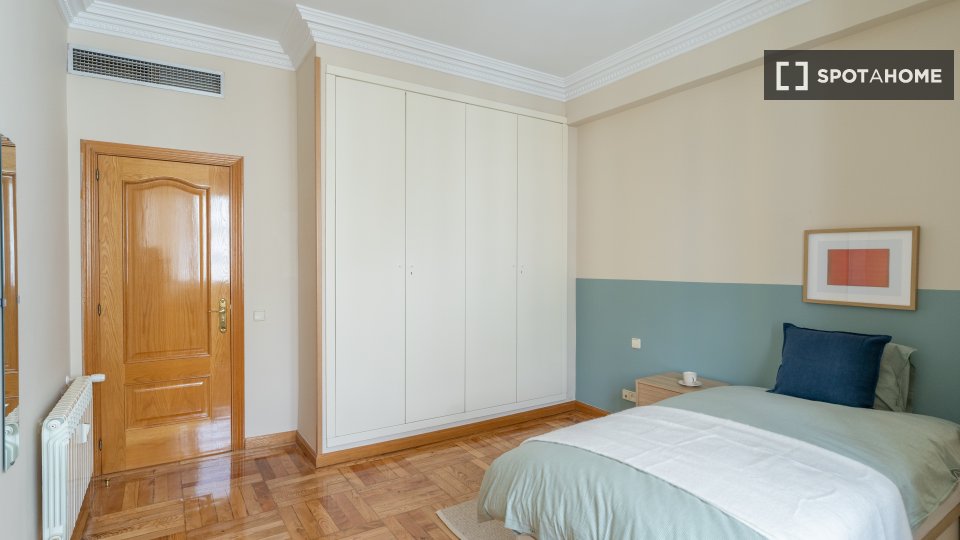 Double room Madrid, 5 beds — photo 1