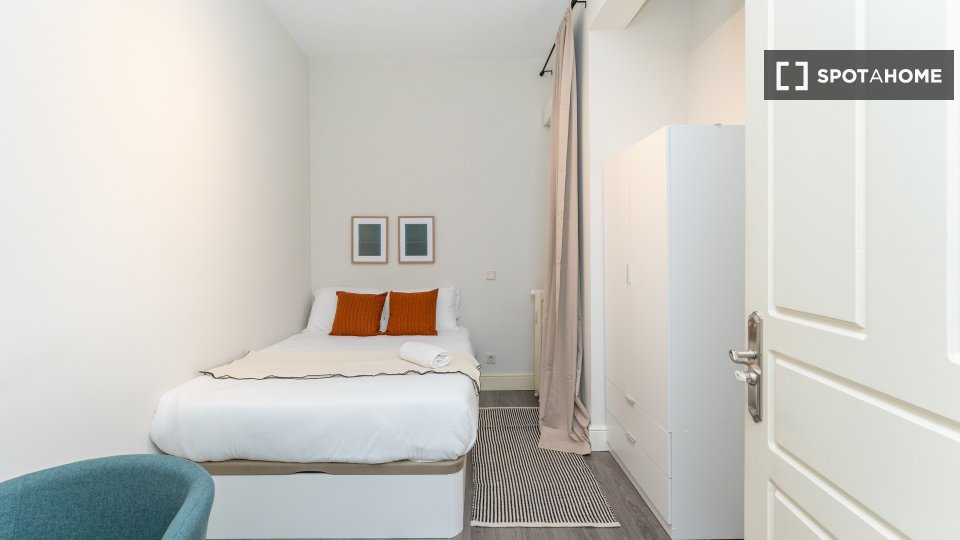 Double room Madrid, 5 beds — photo 4