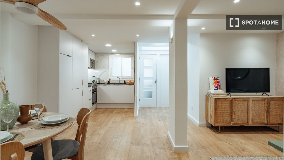 Apartment Barcelona, 1 bed, 65m² — photo 1