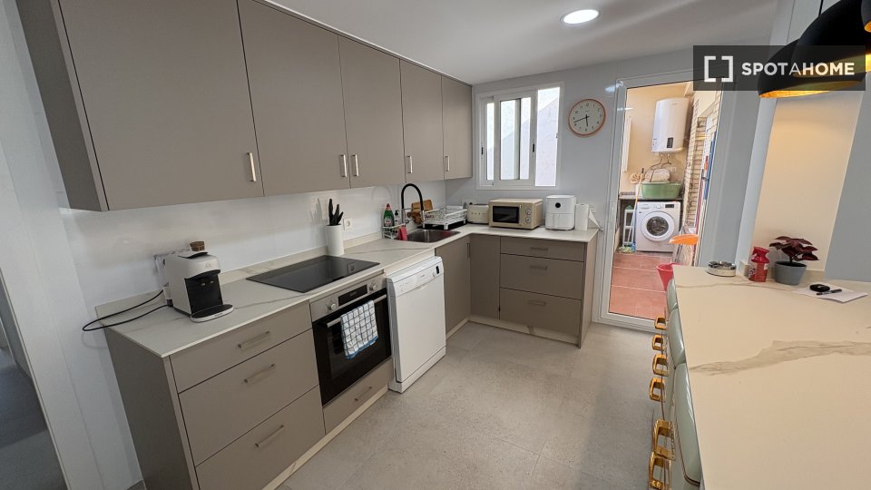 Double room Valencia, 1 bed, 190m² — photo 10