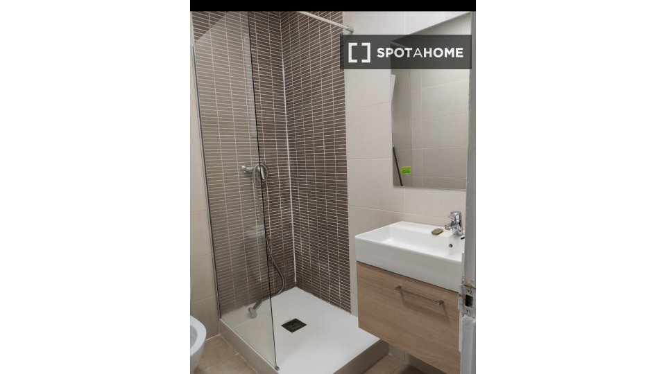 Double room Barcelona, 3 beds, 74m² — photo 15