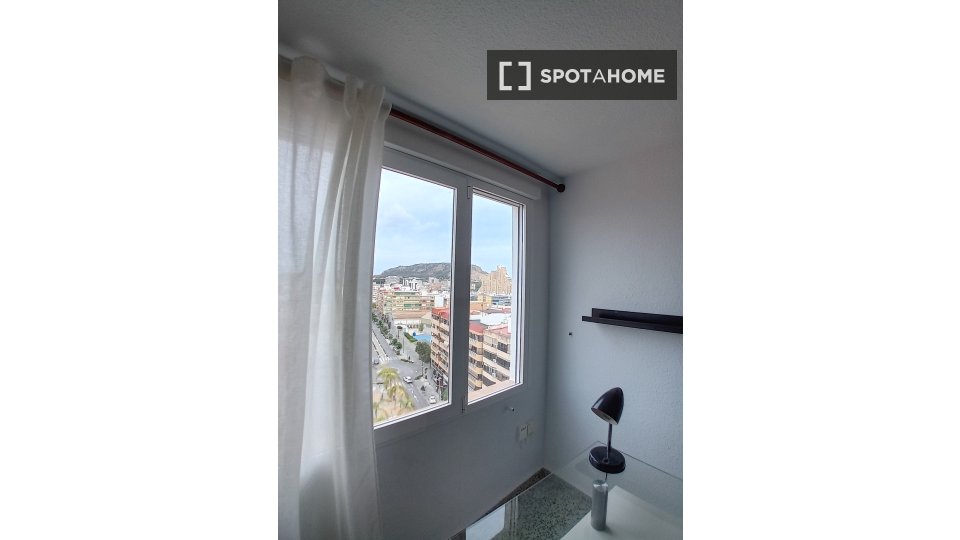 Double room Alicante, 5 beds, 140m² — photo 2