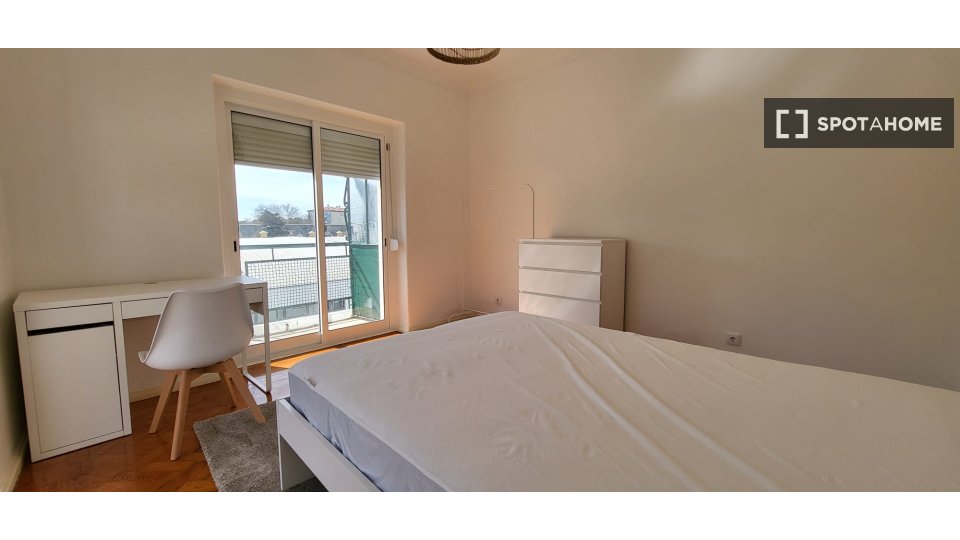 Double room Lisbon, 3 beds, 90m² — photo 13