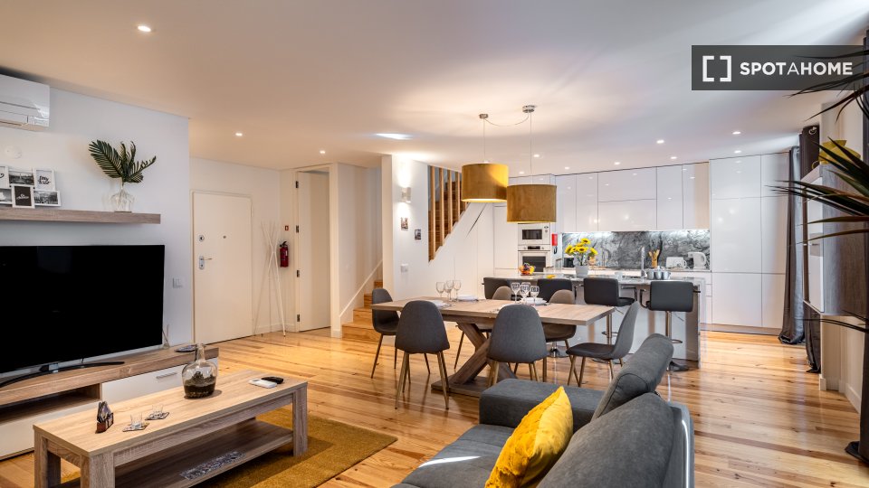 Apartment Lisbon, 2 beds, 126m² — photo 17