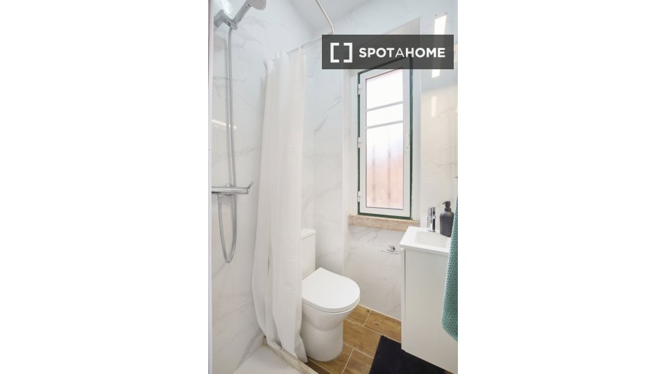 Double room Lisbon, 3 beds — photo 6