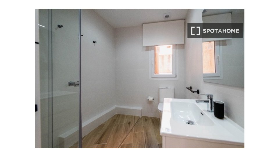 Double room Barcelona, 5 beds, 128m² — photo 25