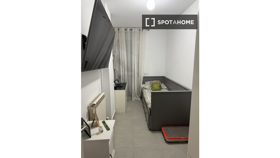 Double room Barcelona, 3 beds, 80m² — photo 1