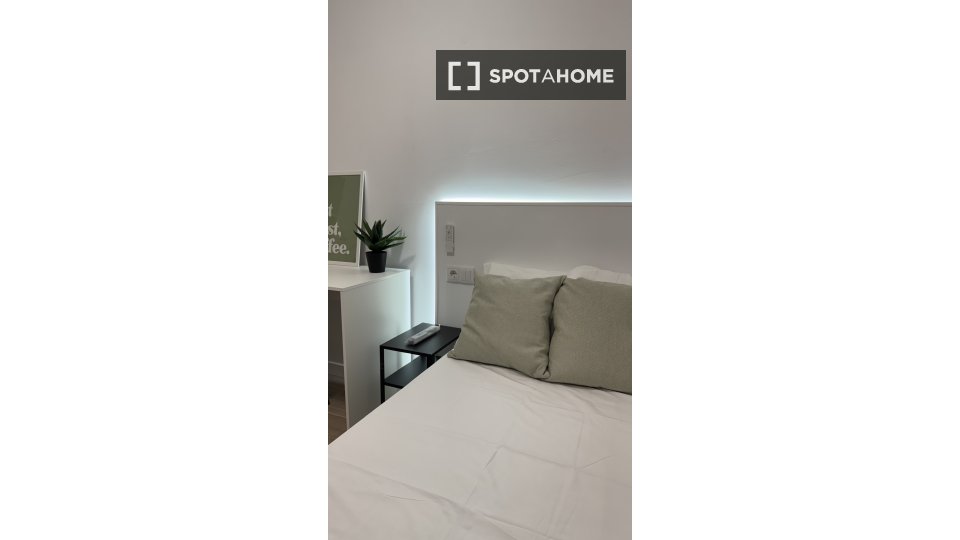 Double room Malaga, 5 beds, 98m² — photo 15