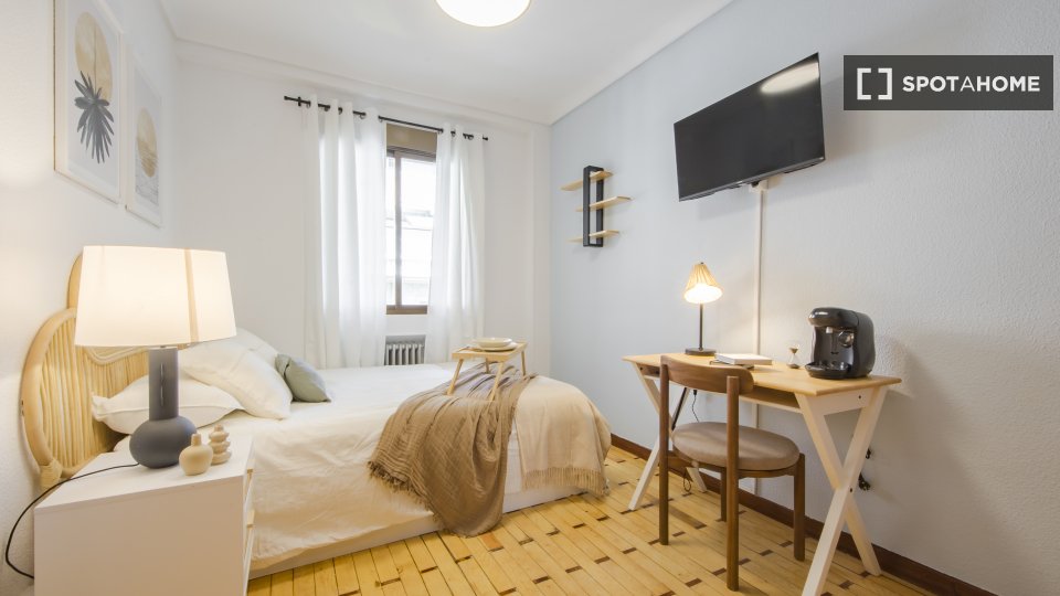 Double room Madrid, 7 beds, 135m² — photo 11