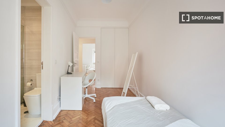 Double room Lisbon, 6 beds — photo 9