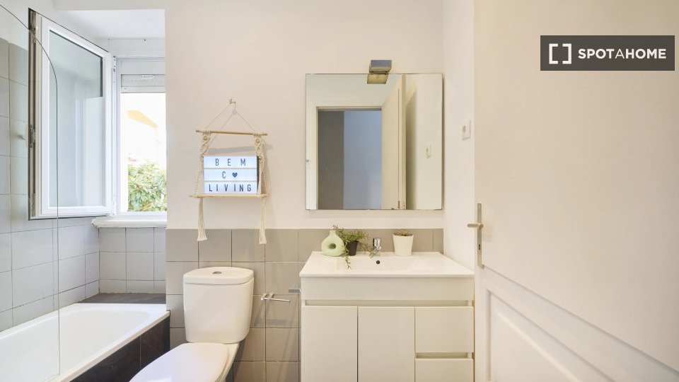 Double room Lisbon, 4 beds — photo 9