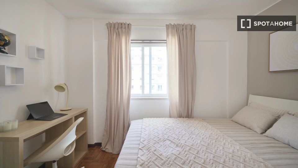Double room Lisbon, 5 beds — photo 12