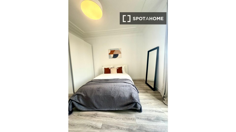Double room Madrid, 5 beds — photo 3