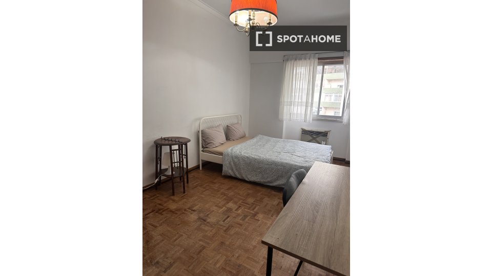 Double room Lisbon, 3 beds, 100m² — photo 1