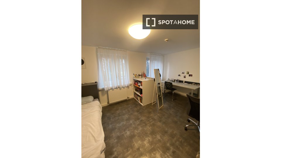 Double room Stuttgart, 1 bed, 18m² — photo 3